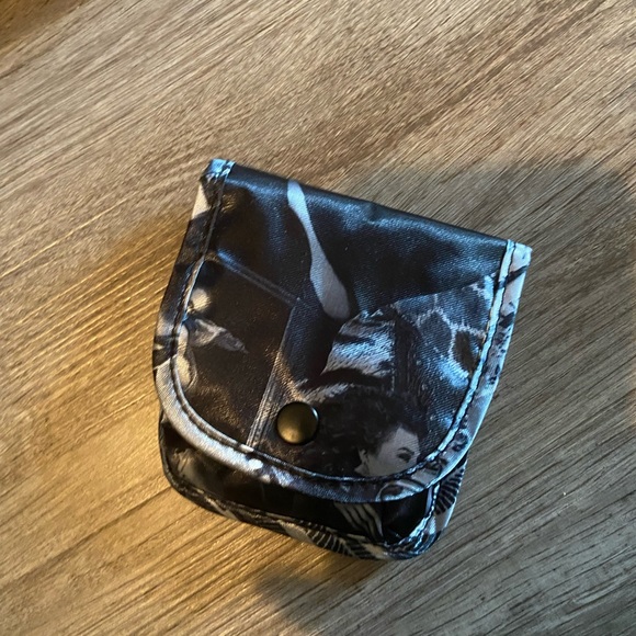 Traveler’s Make-up Case - Picture 12 of 12